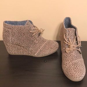 Toms cheetah print booties